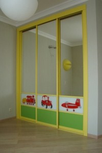 Раздвижные двери с зеркалами во встроенный шкаф