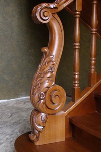 Деревянная лестница с резными перилами