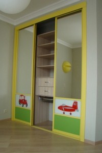 Раздвижная конструкция с зеркалами во встроенный шкаф